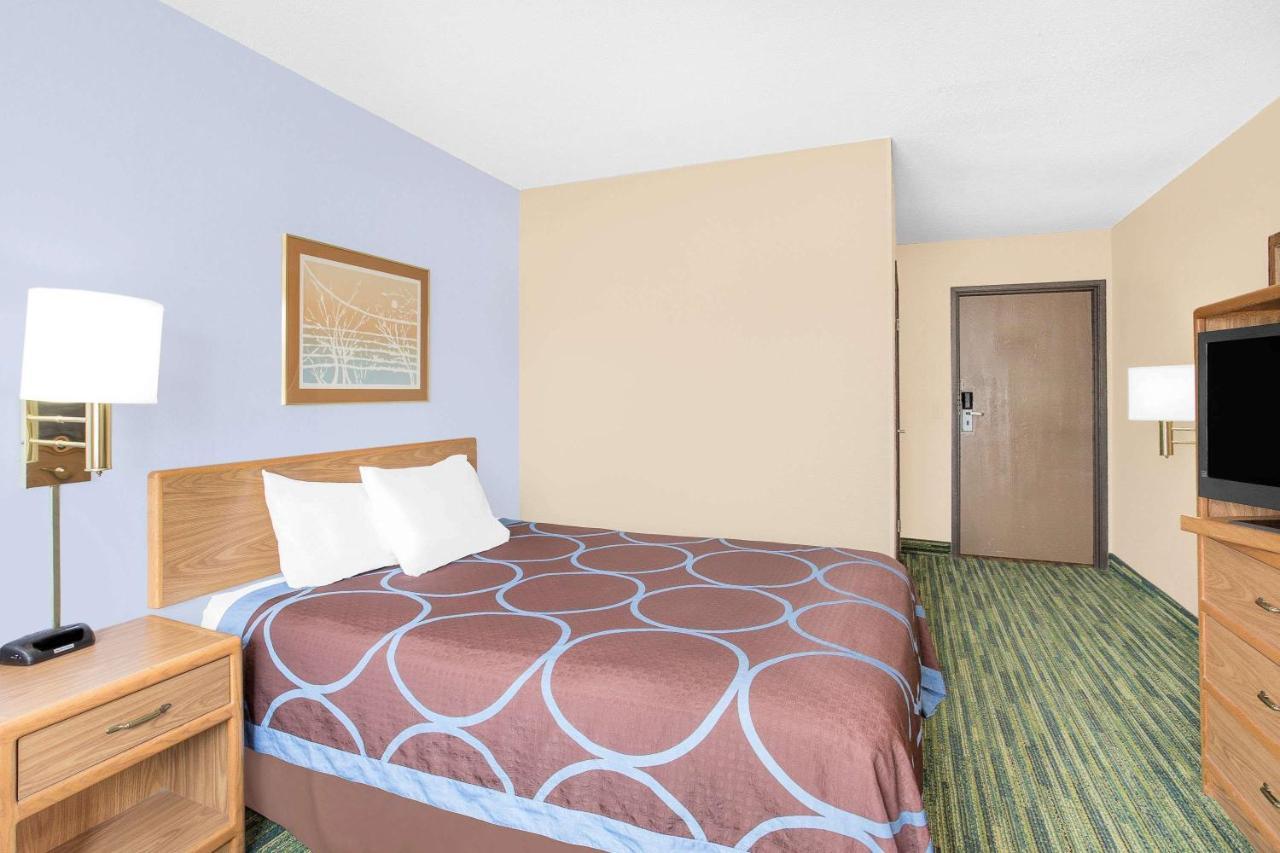 Boarders Inn & Suites By Cobblestone Hotels Waterloo Cedar Falls Exterior photo